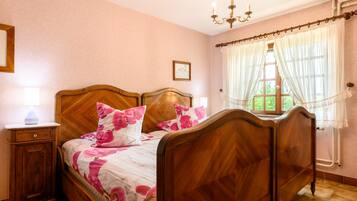 Iron/ironing board, WiFi, bed sheets