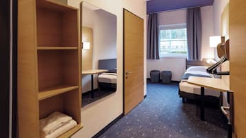 Triple Room | Desk, free WiFi