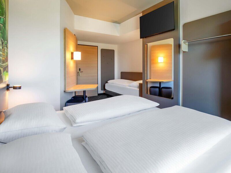 Triple Room | Desk, free WiFi