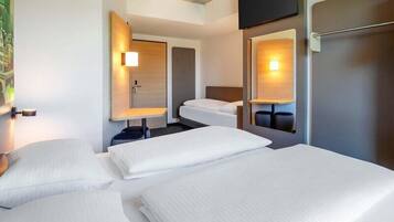 Triple Room | Desk, free WiFi