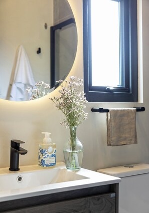 Casa Classic, vista montagna | Bagno | Doccia, asciugacapelli, asciugamani, sapone