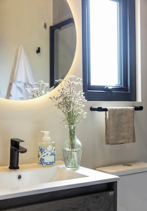 Casa Superior, vista montagna | Bagno | Doccia, asciugacapelli, asciugamani, sapone