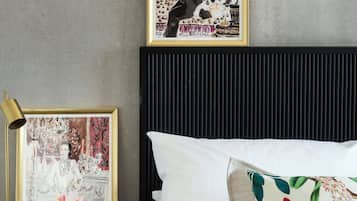 Màn/rèm cản sáng, bàn ủi/dụng cụ ủi quần áo