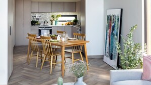 A modern loft apartment with a dining area, kitchen, and living space. - Pueblo La Dehesa (Lo Barnechea)