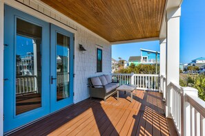 Terrace/patio - Coastal Charm - 5 Bedroom House with Private Pool & Elevator (Carolina Beach)