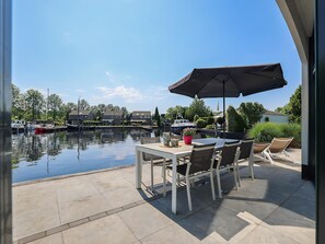 Outdoor dining - Suny bungalow with a private jetty. (Lemmer)