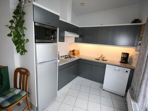 Lavavajillas y cafetera y tetera 