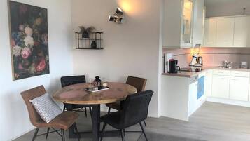 Micro-ondes, four, lave-vaisselle, cafetière/bouilloire
