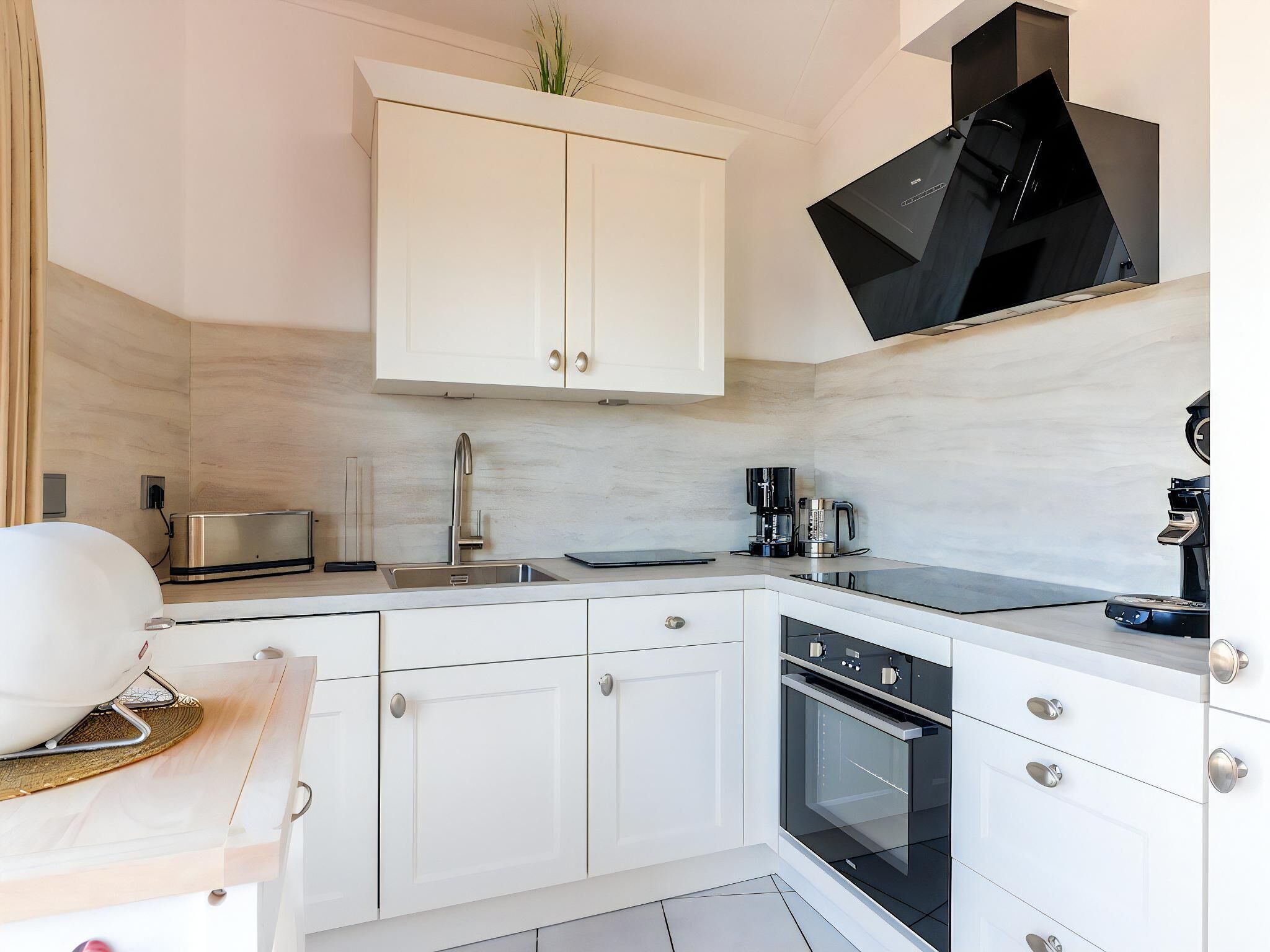 Een oven, een vaatwasser, een koffiezetapparaat/waterkoker