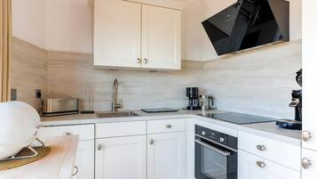 Een oven, een vaatwasser, een koffiezetapparaat/waterkoker