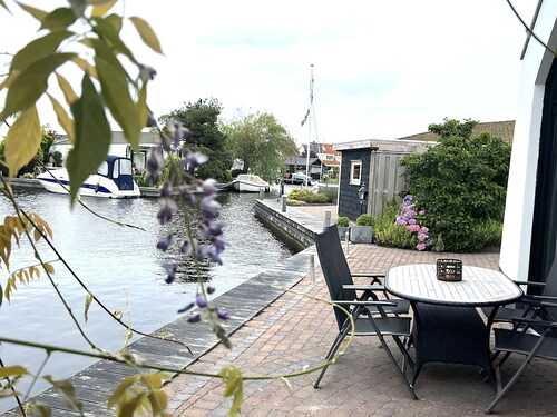 Bungalow am Wasser mit Bootssteg.