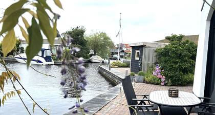 Bungalow am Wasser mit Bootssteg.