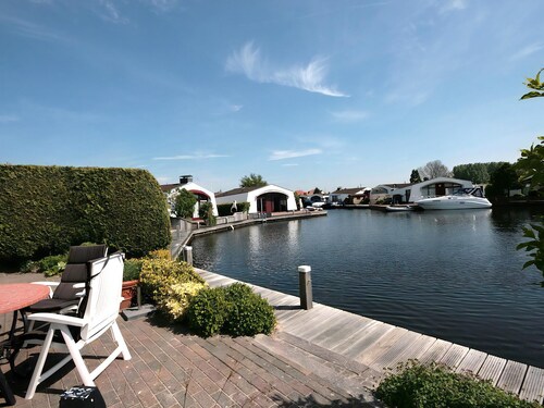 Bungalow with private jetty at the home