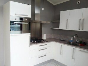 Lavavajillas y cafetera y tetera 