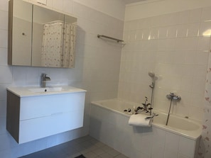 Bathroom - 2 bedroom accommodation in Lemmer (Lemmer)