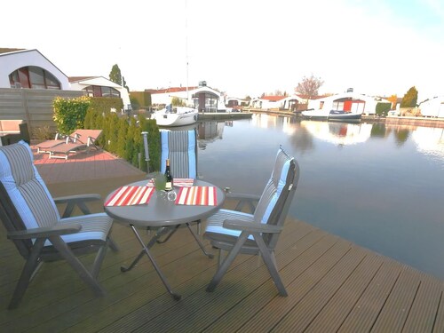 Halbfreitstehendes Ferienhaus am Wasser mit 10 Meter Bootssteg am Haus.