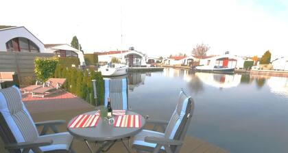 Halbfreitstehendes Ferienhaus am Wasser mit 10 Meter Bootssteg am Haus.