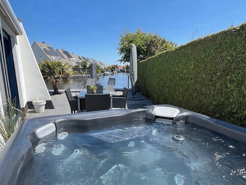 Bungalow ath the waterside with a privat outdoor whirlpool.