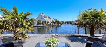 Freistehender Bungalow mit Bootsteg und Whirlpool