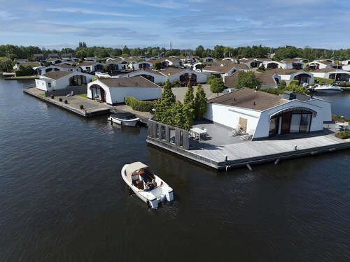Bungalow at the waterside mit private mooring.