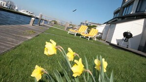 A grassy outdoor area with yellow chairs and a barbecue grill. - Park Brekkense Wiel 038 (Lemmer)