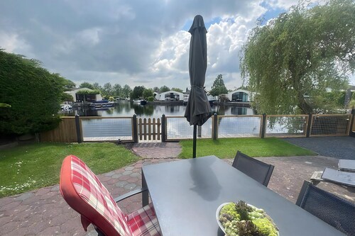 Bungalow am Wasser mit Bootssteg.