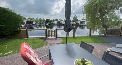 Bungalow am Wasser mit Bootssteg.