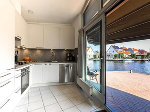 Microwave, oven, dishwasher, coffee/tea maker - Bungalow with a private jetty. (Lemmer)
