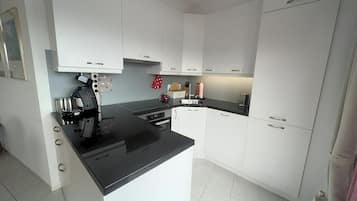 Een oven, een vaatwasser, een koffiezetapparaat/waterkoker