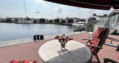 Bungalow am Wasser mit Bootsteg