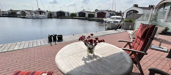 Bungalow at the waterside with private jetty