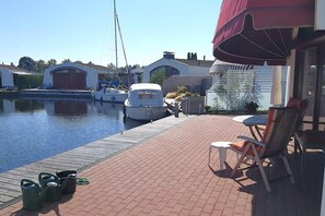 Terrace/patio - Bungalow at the waterside with private jetty (Lemmer)