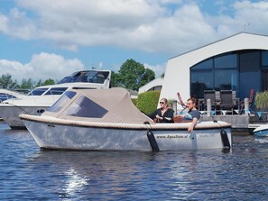 Marina - Bungalow at the waterside with private jetty (Lemmer)