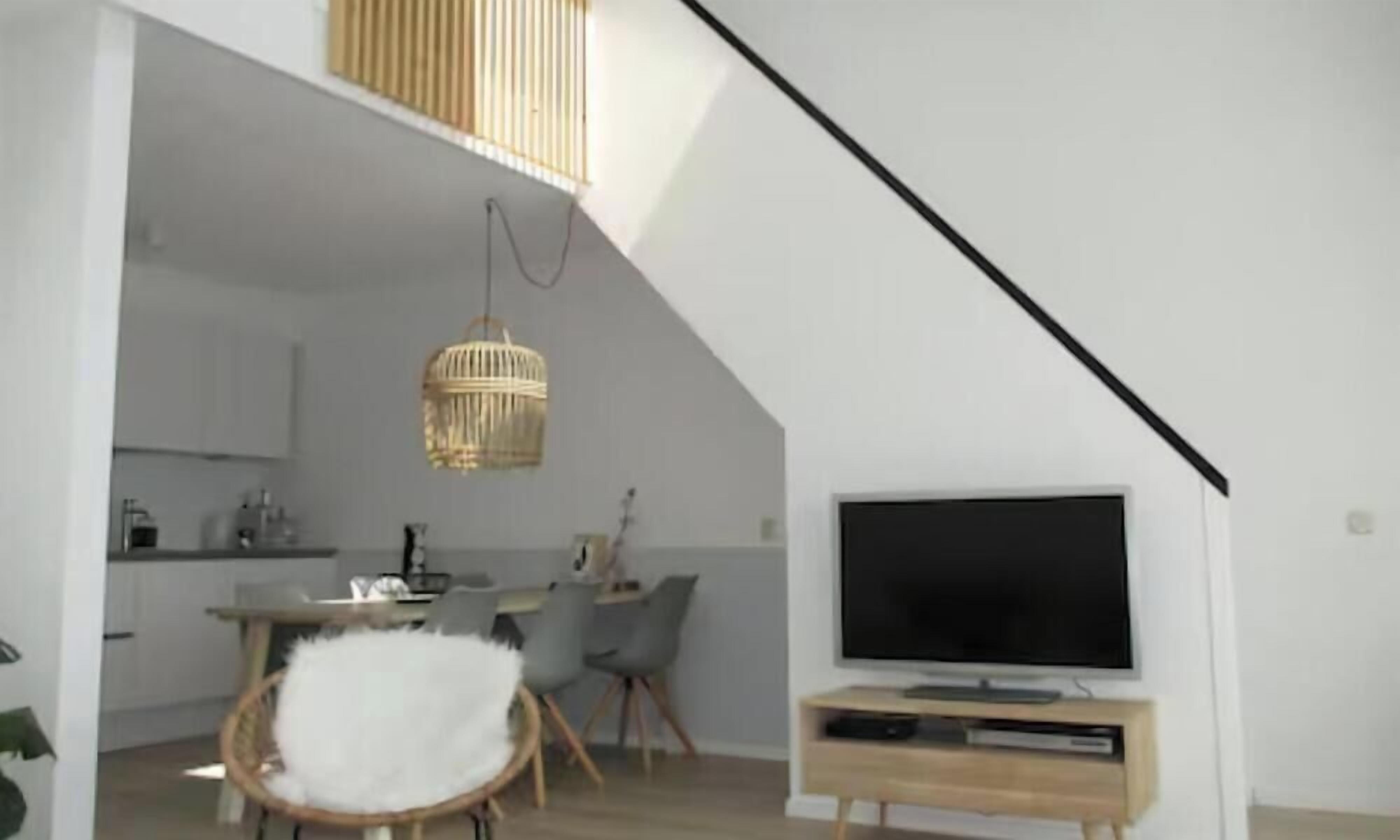 Een modern loft appartement met een eetgedeelte, keuken en woonruimte.
