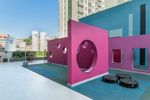 Um edifício moderno com telhado plano, janelas amplas e fachada retilínea.