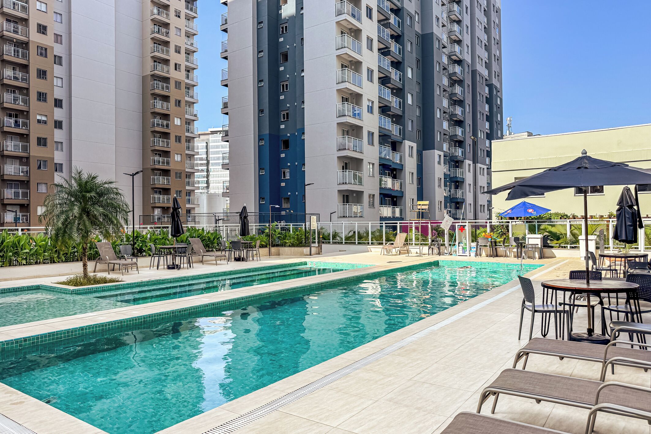 Una piscina al aire libre