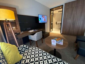 ดีลักซ์สตูดิโอ | ตู้นิรภัยในห้องพัก, โต๊ะทำงาน, พื้นที่ทำงานแบบใช้แล็ปท็อป