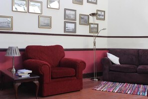 Living area - Murray Library Hostel (Anstruther)