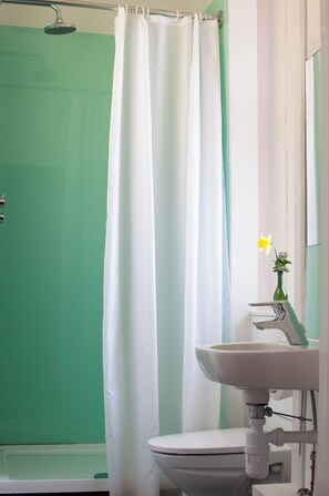 Shower, towels, soap, toilet paper - Murray Library Hostel (Anstruther)