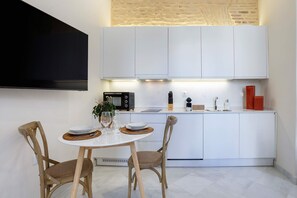 Fridge, microwave, dishwasher, coffee/tea maker - Modern apartment in central Seville. Mendoza Rios IV (Seville)