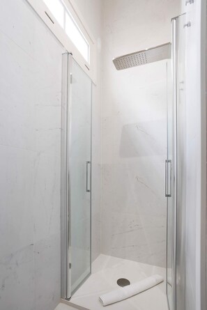 Dusche, Haartrockner, Handtücher