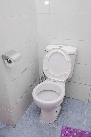 Bathroom - Serene BNB 
Near Jomo Kenyatta International Airport, SGR station and  mall. (Nairobi)