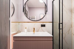 Douche, sèche-cheveux, serviettes fournies, savon