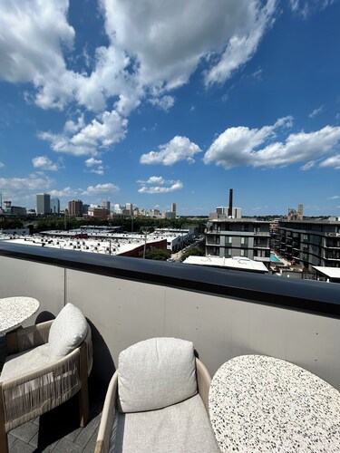 Medical District Gem,Open Layout + Rooftop Sky Lounge