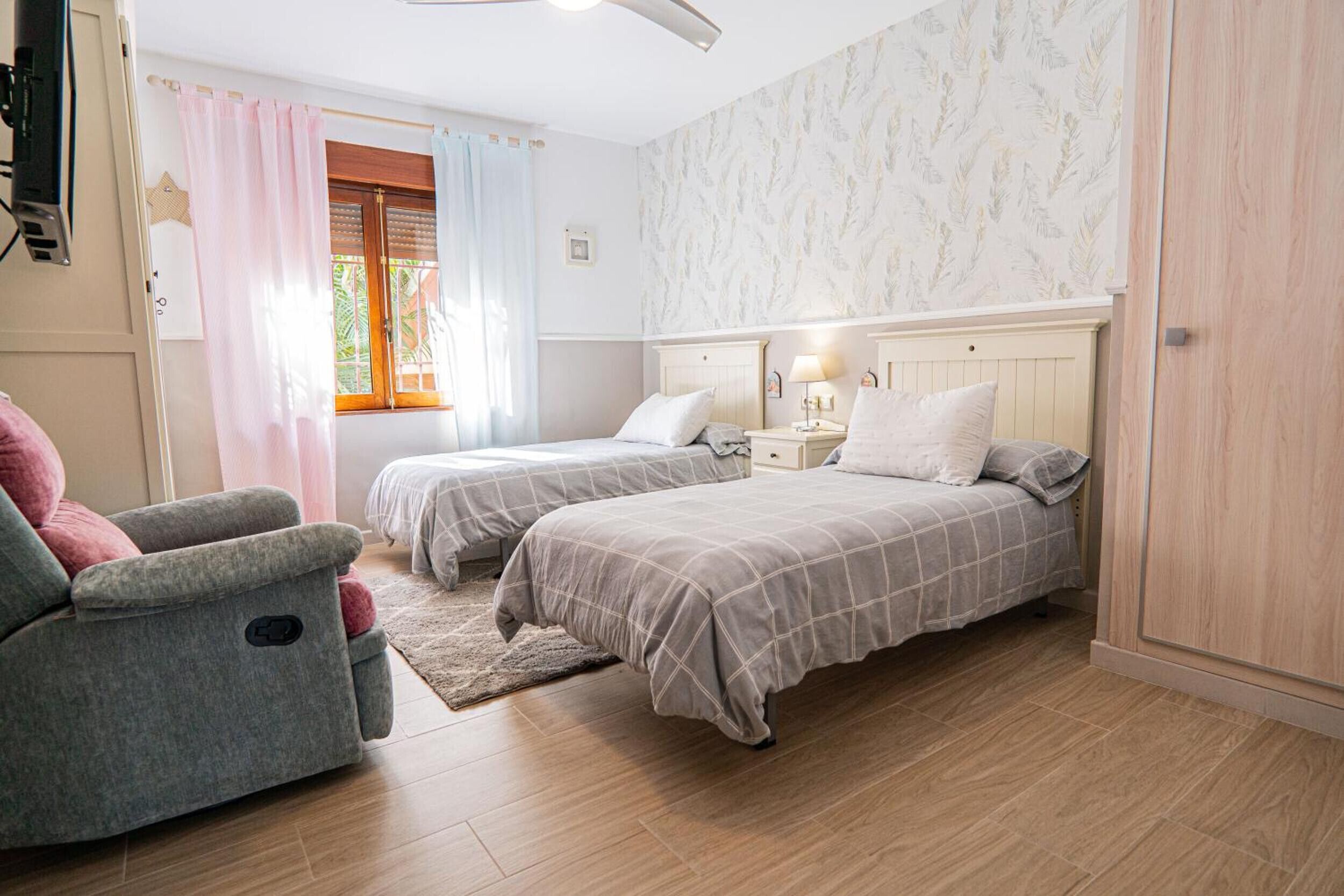 Silitysrauta/-lauta, Wi-Fi, vuodevaatteet