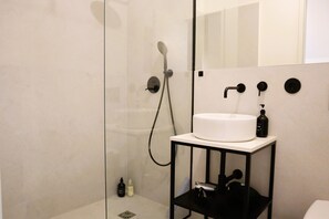 Hair dryer, towels, soap, shampoo - Central apartment with a quiet atmosphere (Porto)
