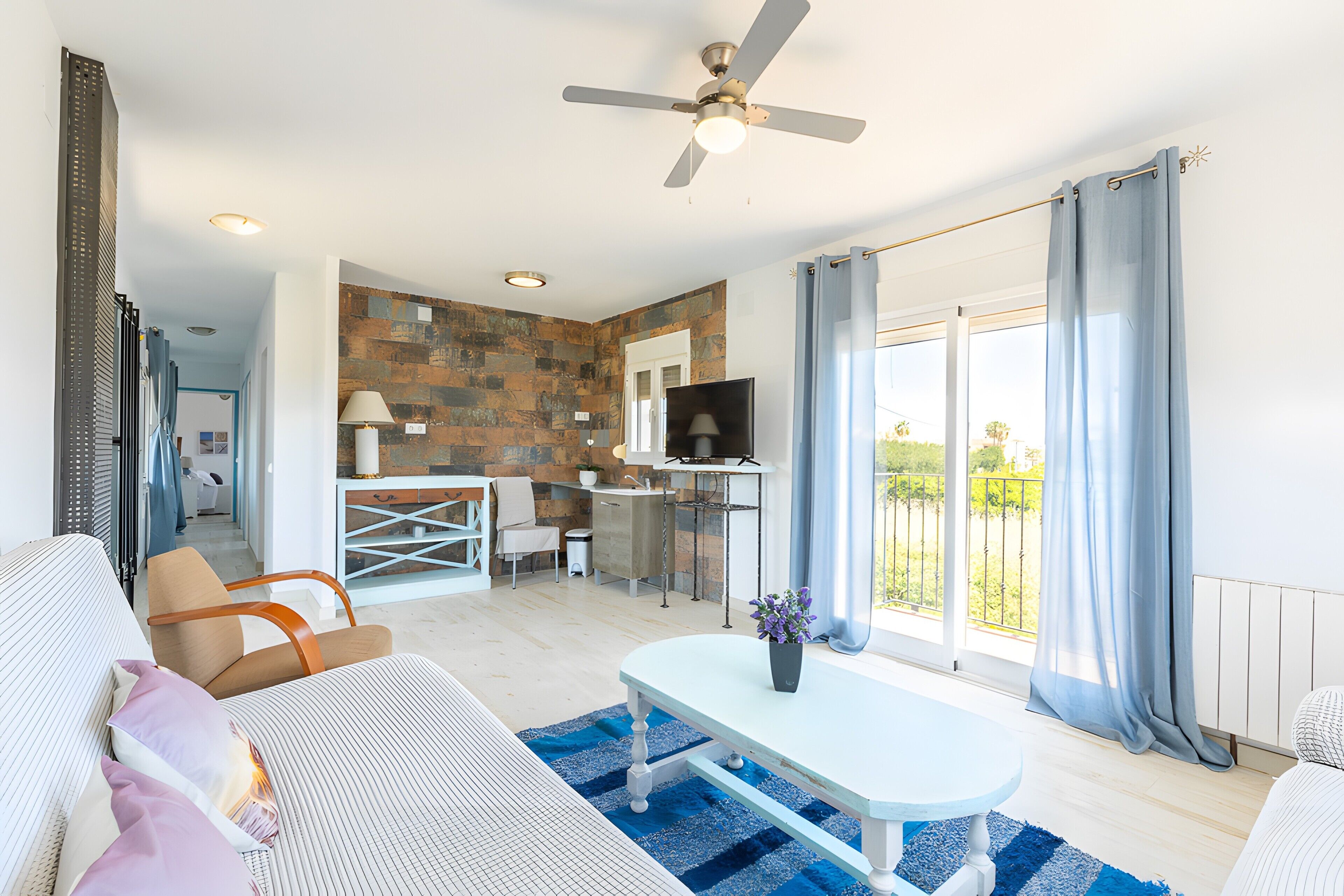 Silitysrauta/-lauta, Wi-Fi, vuodevaatteet