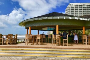Outdoor dining - Luxury ocean view 2-bedroom condo in Royale Palms Myrtle Beach - kingston Resort (Myrtle Beach)