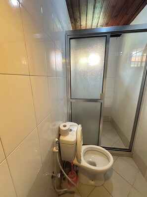 Comfort-Zimmer | Badezimmer | Dusche, Handtücher, Seife, Toilettenpapier