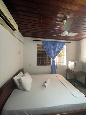 Comfort Room | Desk, iron/ironing board - Karibu nest hostel (Dar es Salaam)